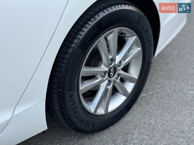 Білий Хендай Соната, об'ємом двигуна 2 л та пробігом 161 тис. км за 9999 $, фото 8 на Automoto.ua