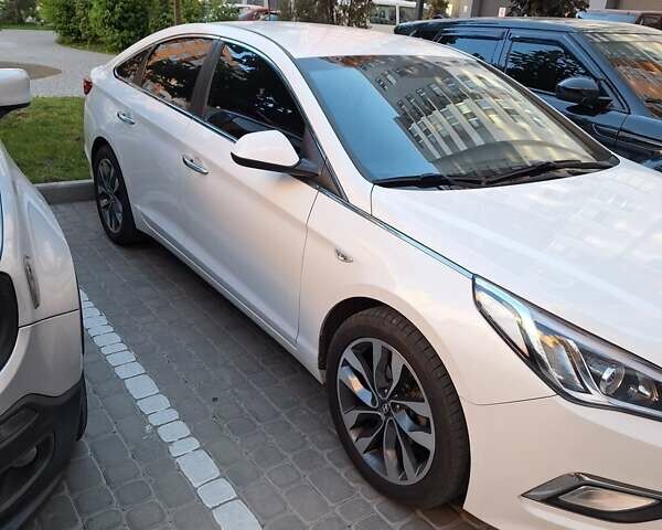 Белый Хендай Соната, объемом двигателя 2 л и пробегом 86 тыс. км за 12900 $, фото 3 на Automoto.ua