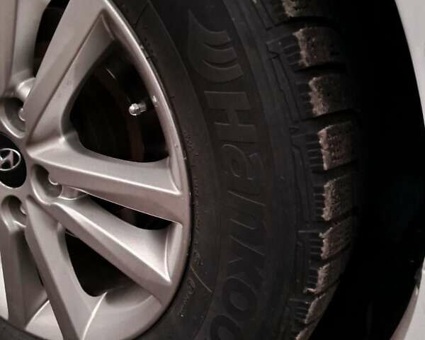 Белый Хендай Соната, объемом двигателя 2.4 л и пробегом 184 тыс. км за 10900 $, фото 13 на Automoto.ua