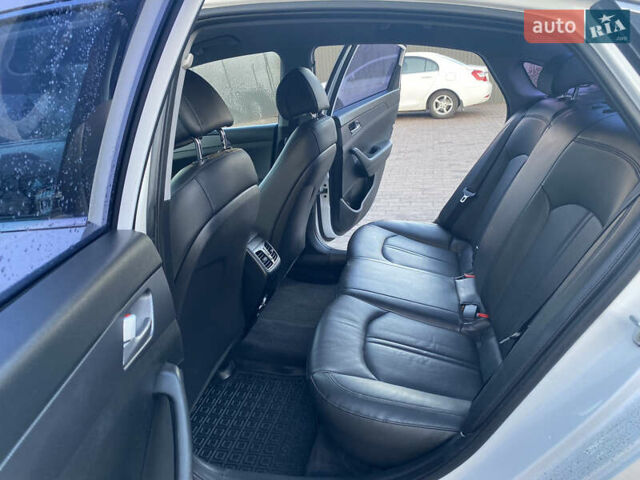 Белый Хендай Соната, объемом двигателя 2 л и пробегом 190 тыс. км за 11500 $, фото 5 на Automoto.ua