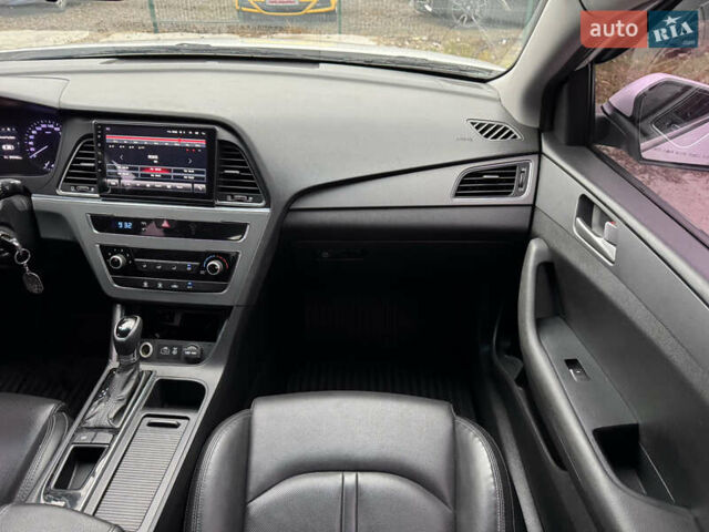 Белый Хендай Соната, объемом двигателя 2 л и пробегом 355 тыс. км за 9900 $, фото 13 на Automoto.ua