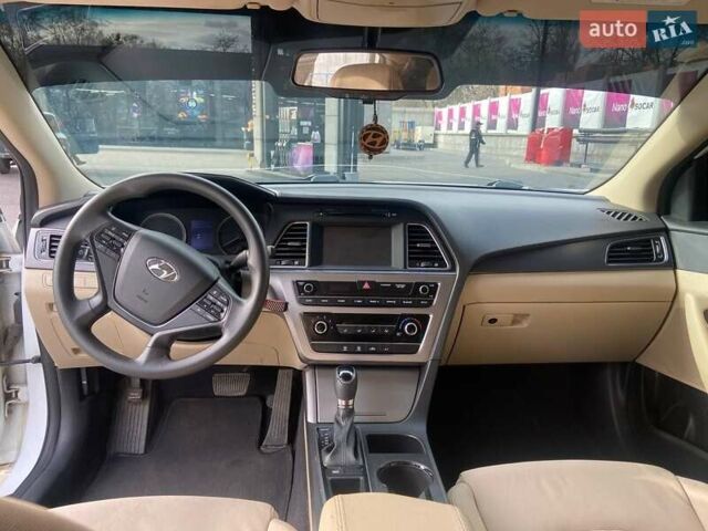 Белый Хендай Соната, объемом двигателя 2.36 л и пробегом 160 тыс. км за 10500 $, фото 6 на Automoto.ua