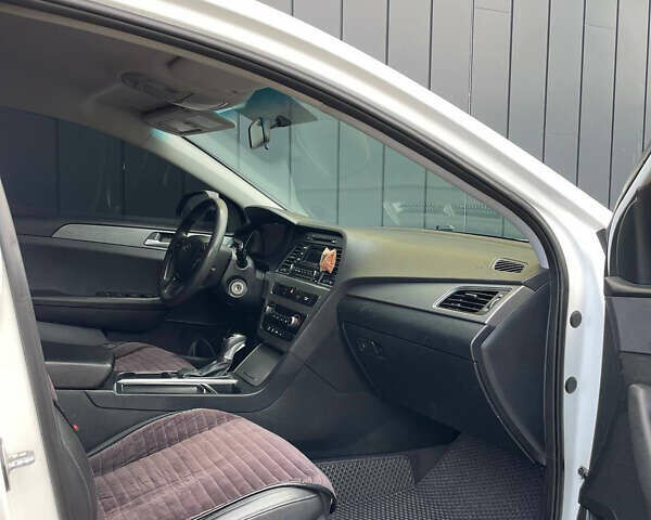 Білий Хендай Соната, об'ємом двигуна 2 л та пробігом 316 тис. км за 8800 $, фото 5 на Automoto.ua