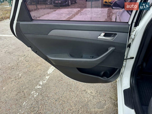 Белый Хендай Соната, объемом двигателя 2 л и пробегом 355 тыс. км за 9900 $, фото 26 на Automoto.ua