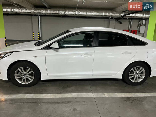 Белый Хендай Соната, объемом двигателя 2 л и пробегом 257 тыс. км за 9500 $, фото 3 на Automoto.ua