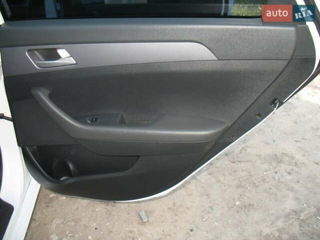 Білий Хендай Соната, об'ємом двигуна 2 л та пробігом 232 тис. км за 13600 $, фото 17 на Automoto.ua