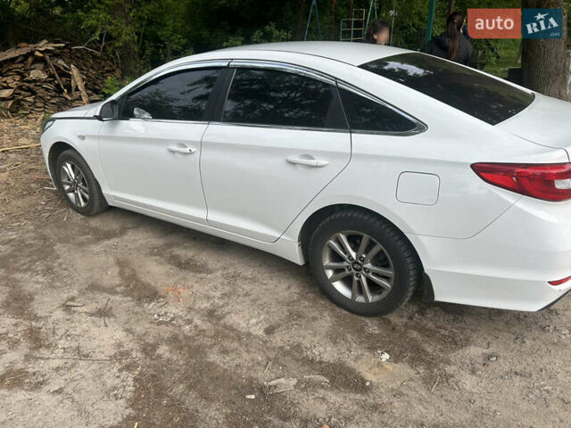Белый Хендай Соната, объемом двигателя 2 л и пробегом 250 тыс. км за 9300 $, фото 6 на Automoto.ua