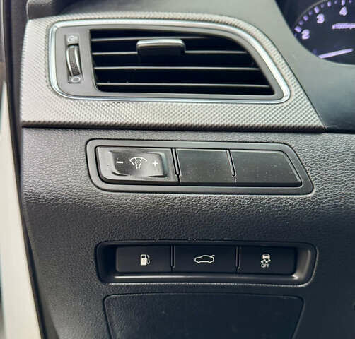 Белый Хендай Соната, объемом двигателя 2 л и пробегом 355 тыс. км за 9900 $, фото 24 на Automoto.ua