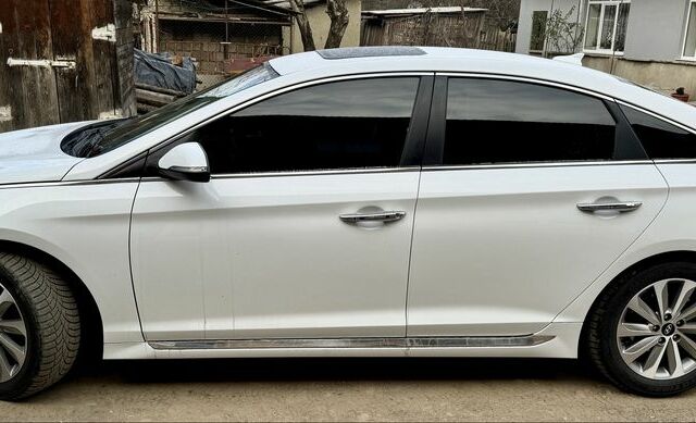 Белый Хендай Соната, объемом двигателя 2.4 л и пробегом 200 тыс. км за 9500 $, фото 3 на Automoto.ua