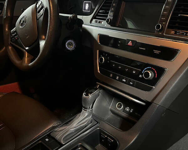 Белый Хендай Соната, объемом двигателя 2 л и пробегом 257 тыс. км за 9500 $, фото 9 на Automoto.ua