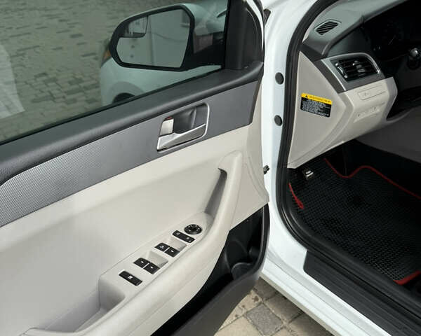 Белый Хендай Соната, объемом двигателя 2.36 л и пробегом 195 тыс. км за 8850 $, фото 12 на Automoto.ua