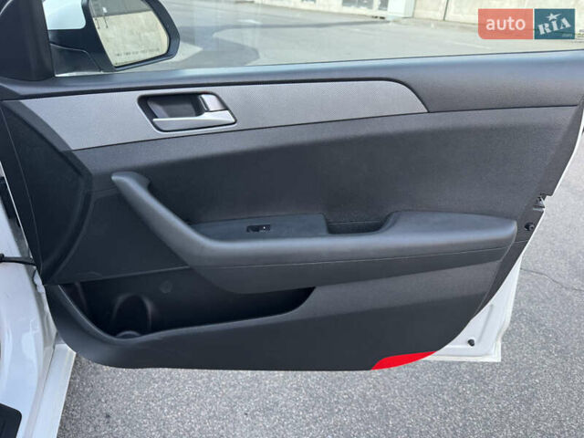 Білий Хендай Соната, об'ємом двигуна 2 л та пробігом 161 тис. км за 9999 $, фото 15 на Automoto.ua