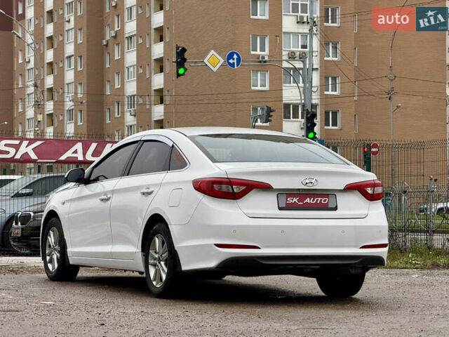 Белый Хендай Соната, объемом двигателя 2 л и пробегом 355 тыс. км за 9900 $, фото 7 на Automoto.ua