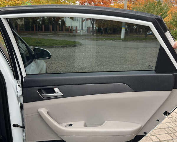 Белый Хендай Соната, объемом двигателя 2.36 л и пробегом 189 тыс. км за 8900 $, фото 12 на Automoto.ua