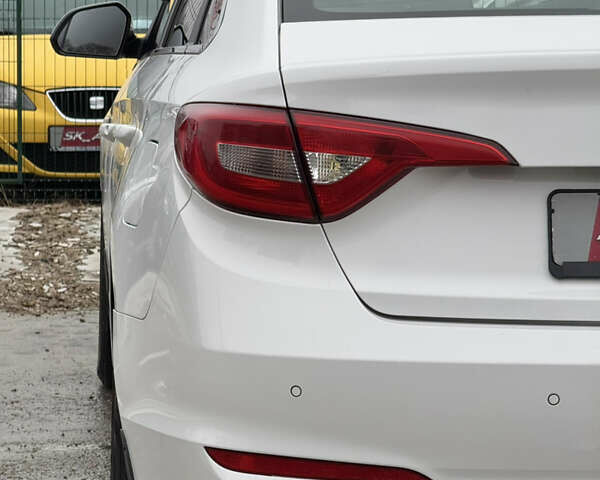 Белый Хендай Соната, объемом двигателя 2 л и пробегом 355 тыс. км за 9900 $, фото 58 на Automoto.ua