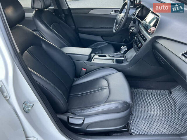 Белый Хендай Соната, объемом двигателя 2 л и пробегом 212 тыс. км за 11500 $, фото 6 на Automoto.ua