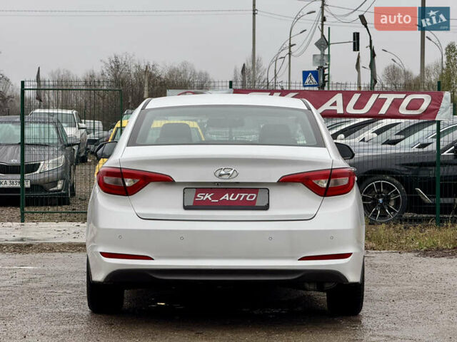 Белый Хендай Соната, объемом двигателя 2 л и пробегом 355 тыс. км за 9900 $, фото 6 на Automoto.ua