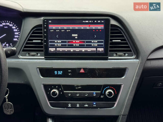 Белый Хендай Соната, объемом двигателя 2 л и пробегом 355 тыс. км за 9900 $, фото 15 на Automoto.ua