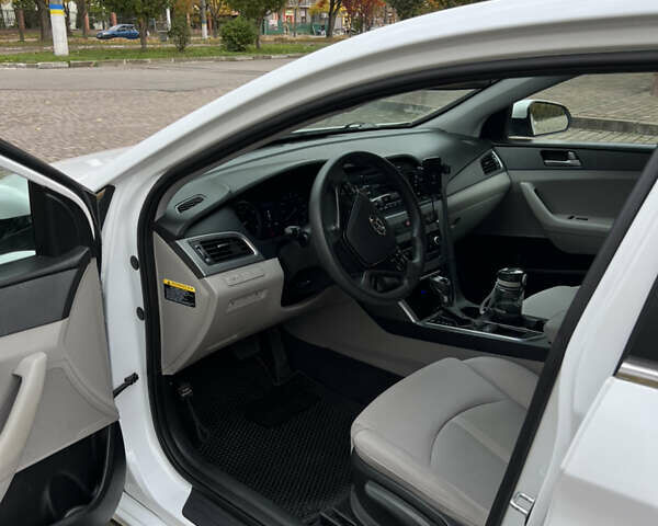 Белый Хендай Соната, объемом двигателя 2.36 л и пробегом 189 тыс. км за 8900 $, фото 16 на Automoto.ua