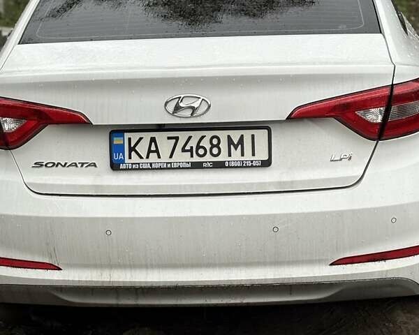 Белый Хендай Соната, объемом двигателя 2 л и пробегом 300 тыс. км за 9000 $, фото 3 на Automoto.ua