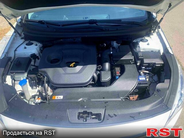 Білий Хендай Соната, об'ємом двигуна 2 л та пробігом 206 тис. км за 7500 $, фото 3 на Automoto.ua