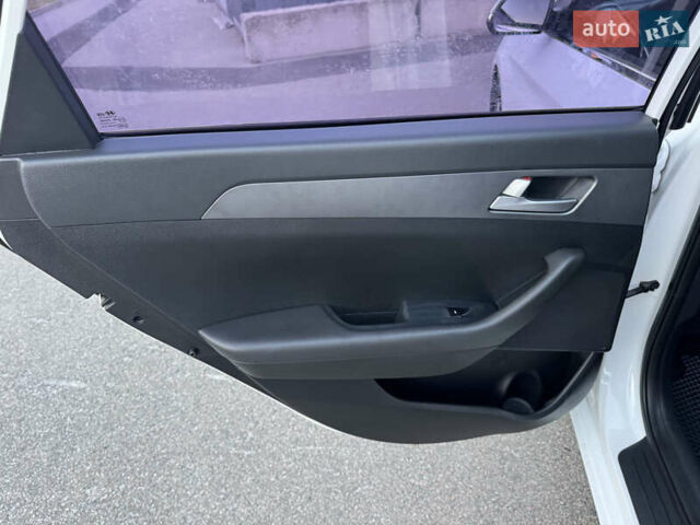 Білий Хендай Соната, об'ємом двигуна 2 л та пробігом 161 тис. км за 9999 $, фото 23 на Automoto.ua