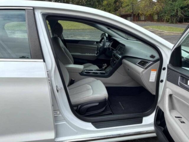 Білий Хендай Соната, об'ємом двигуна 2 л та пробігом 77 тис. км за 6800 $, фото 7 на Automoto.ua