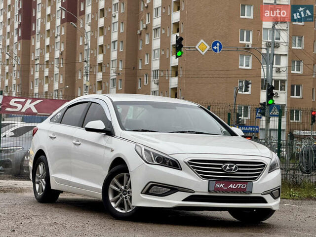 Белый Хендай Соната, объемом двигателя 2 л и пробегом 355 тыс. км за 9900 $, фото 2 на Automoto.ua