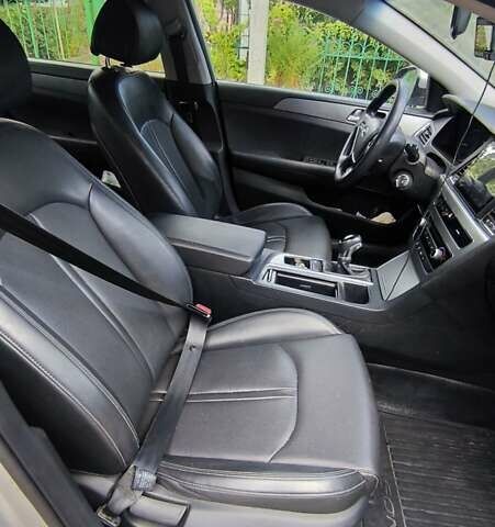 Белый Хендай Соната, объемом двигателя 2 л и пробегом 221 тыс. км за 12000 $, фото 4 на Automoto.ua