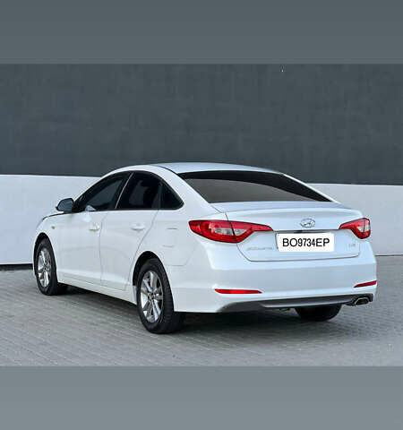 Белый Хендай Соната, объемом двигателя 2 л и пробегом 212 тыс. км за 11500 $, фото 2 на Automoto.ua