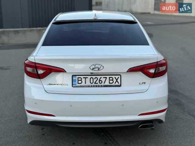 Білий Хендай Соната, об'ємом двигуна 2 л та пробігом 161 тис. км за 9999 $, фото 5 на Automoto.ua