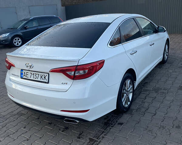 Белый Хендай Соната, объемом двигателя 2 л и пробегом 190 тыс. км за 11500 $, фото 3 на Automoto.ua