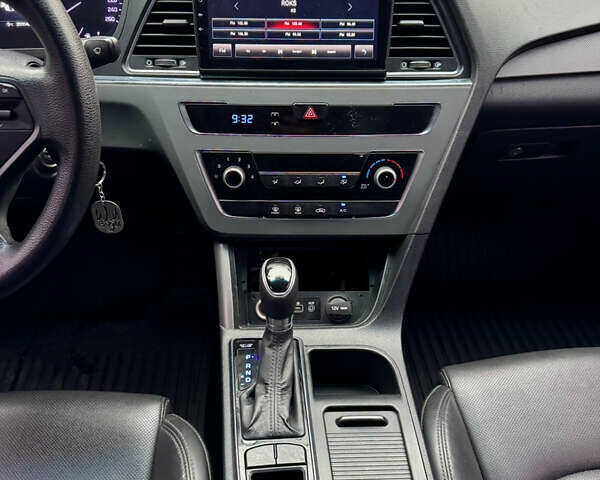 Белый Хендай Соната, объемом двигателя 2 л и пробегом 355 тыс. км за 9900 $, фото 12 на Automoto.ua