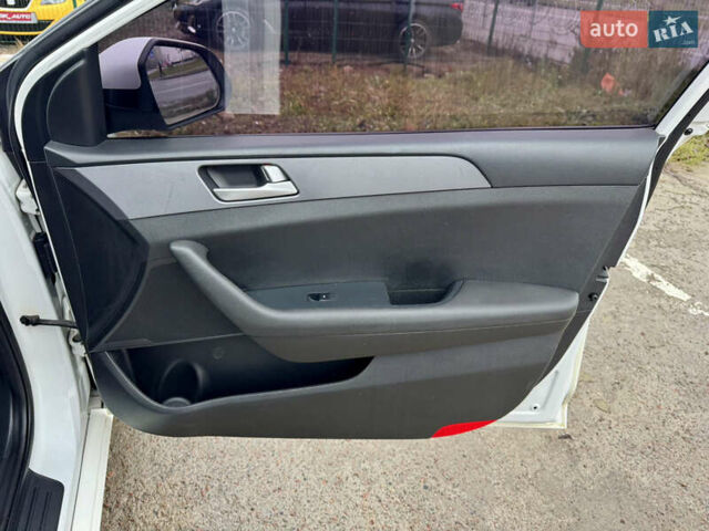 Белый Хендай Соната, объемом двигателя 2 л и пробегом 355 тыс. км за 9900 $, фото 34 на Automoto.ua