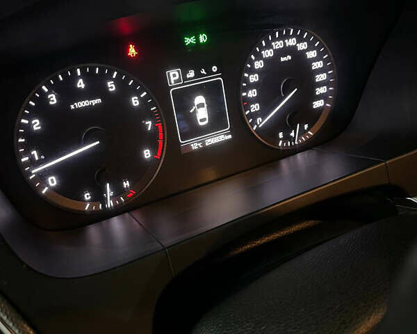 Белый Хендай Соната, объемом двигателя 2 л и пробегом 257 тыс. км за 9500 $, фото 7 на Automoto.ua