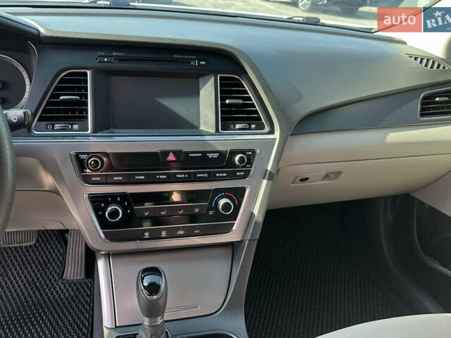 Белый Хендай Соната, объемом двигателя 2.36 л и пробегом 156 тыс. км за 11300 $, фото 6 на Automoto.ua