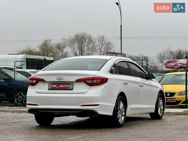 Белый Хендай Соната, объемом двигателя 2 л и пробегом 355 тыс. км за 9900 $, фото 5 на Automoto.ua