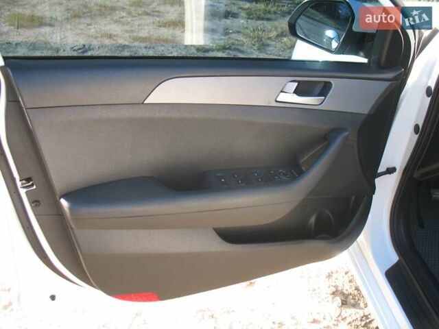 Білий Хендай Соната, об'ємом двигуна 2 л та пробігом 232 тис. км за 13600 $, фото 6 на Automoto.ua
