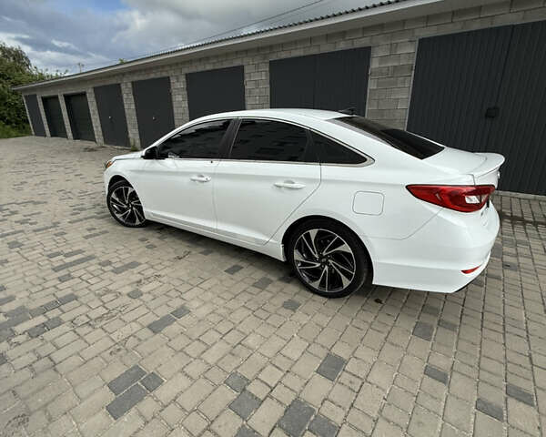 Белый Хендай Соната, объемом двигателя 2.36 л и пробегом 195 тыс. км за 8850 $, фото 1 на Automoto.ua