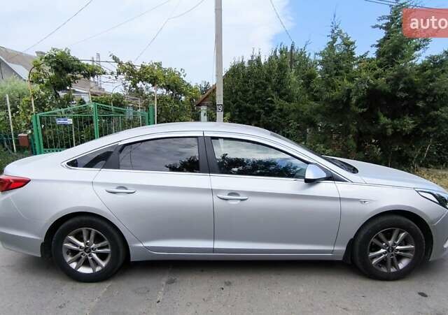 Белый Хендай Соната, объемом двигателя 2 л и пробегом 221 тыс. км за 12000 $, фото 3 на Automoto.ua