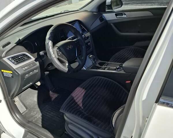 Белый Хендай Соната, объемом двигателя 2 л и пробегом 86 тыс. км за 12900 $, фото 5 на Automoto.ua