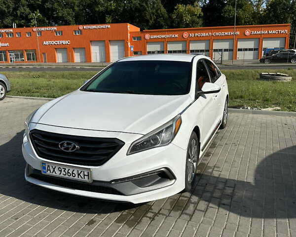 Белый Хендай Соната, объемом двигателя 2.36 л и пробегом 156 тыс. км за 11300 $, фото 1 на Automoto.ua