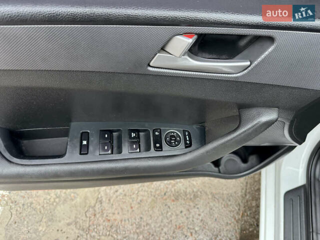 Белый Хендай Соната, объемом двигателя 2 л и пробегом 355 тыс. км за 9900 $, фото 23 на Automoto.ua