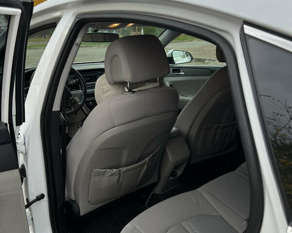 Белый Хендай Соната, объемом двигателя 2.36 л и пробегом 189 тыс. км за 8900 $, фото 24 на Automoto.ua