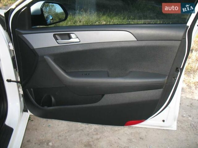 Білий Хендай Соната, об'ємом двигуна 2 л та пробігом 232 тис. км за 13600 $, фото 12 на Automoto.ua