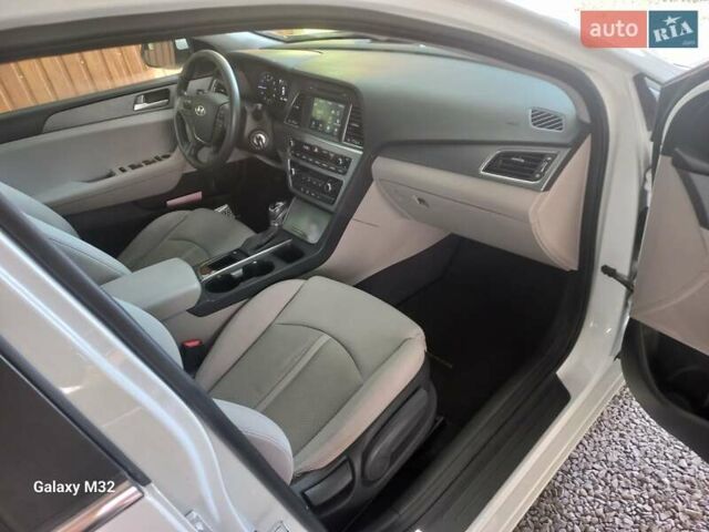 Белый Хендай Соната, объемом двигателя 2.36 л и пробегом 115 тыс. км за 10700 $, фото 2 на Automoto.ua