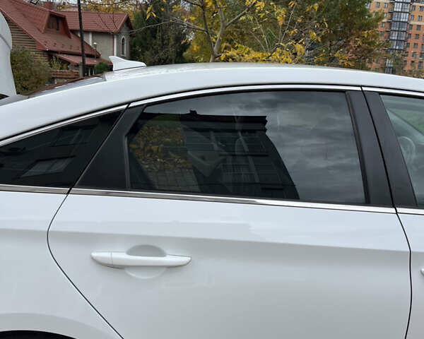 Белый Хендай Соната, объемом двигателя 2.36 л и пробегом 189 тыс. км за 8900 $, фото 7 на Automoto.ua