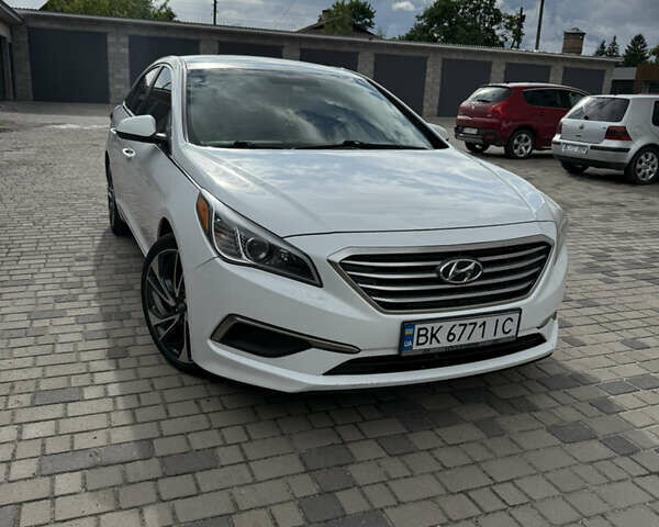 Белый Хендай Соната, объемом двигателя 2.36 л и пробегом 195 тыс. км за 8850 $, фото 6 на Automoto.ua