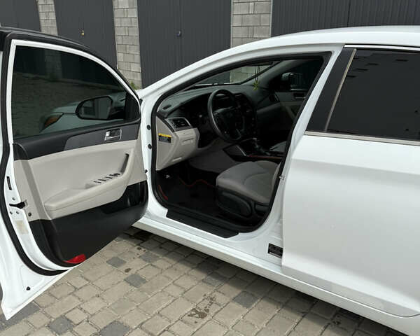 Белый Хендай Соната, объемом двигателя 2.36 л и пробегом 195 тыс. км за 8850 $, фото 15 на Automoto.ua