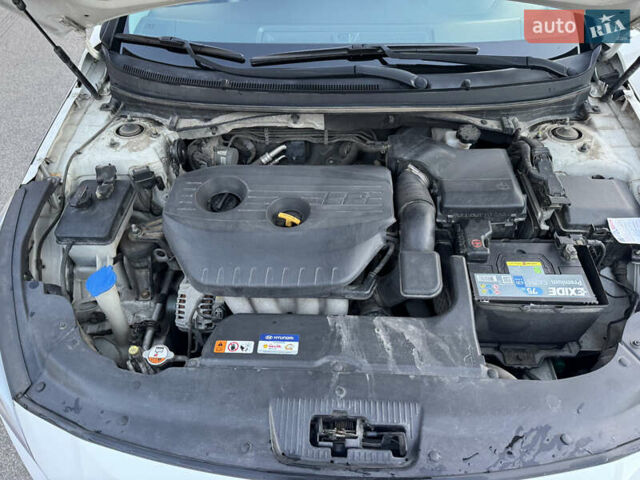 Білий Хендай Соната, об'ємом двигуна 2 л та пробігом 161 тис. км за 9999 $, фото 41 на Automoto.ua